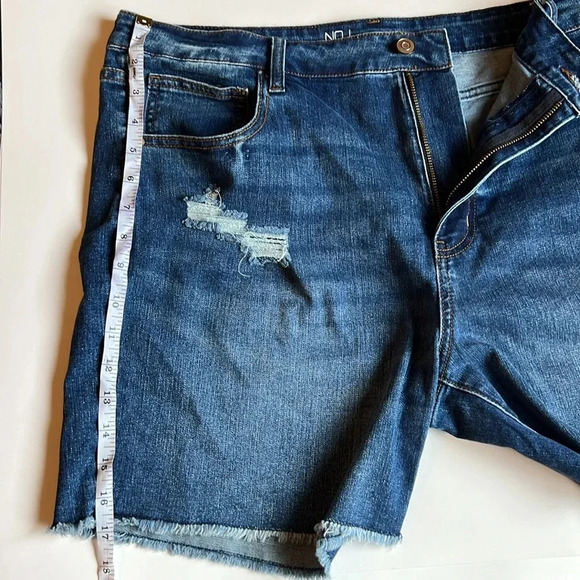 No Boundaries Distressed Juniors Shorts (size 19) - Picture 6 of 7